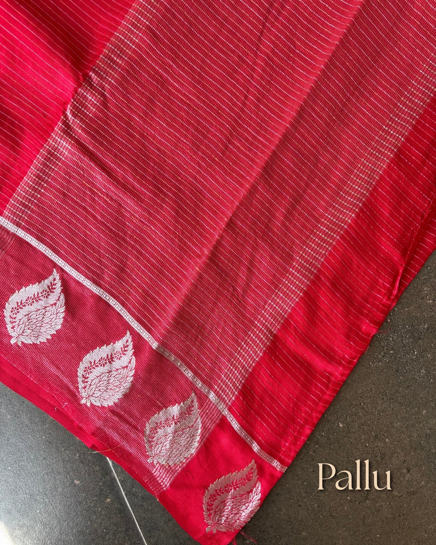 Vyoma Red Viscose-Linen Saree